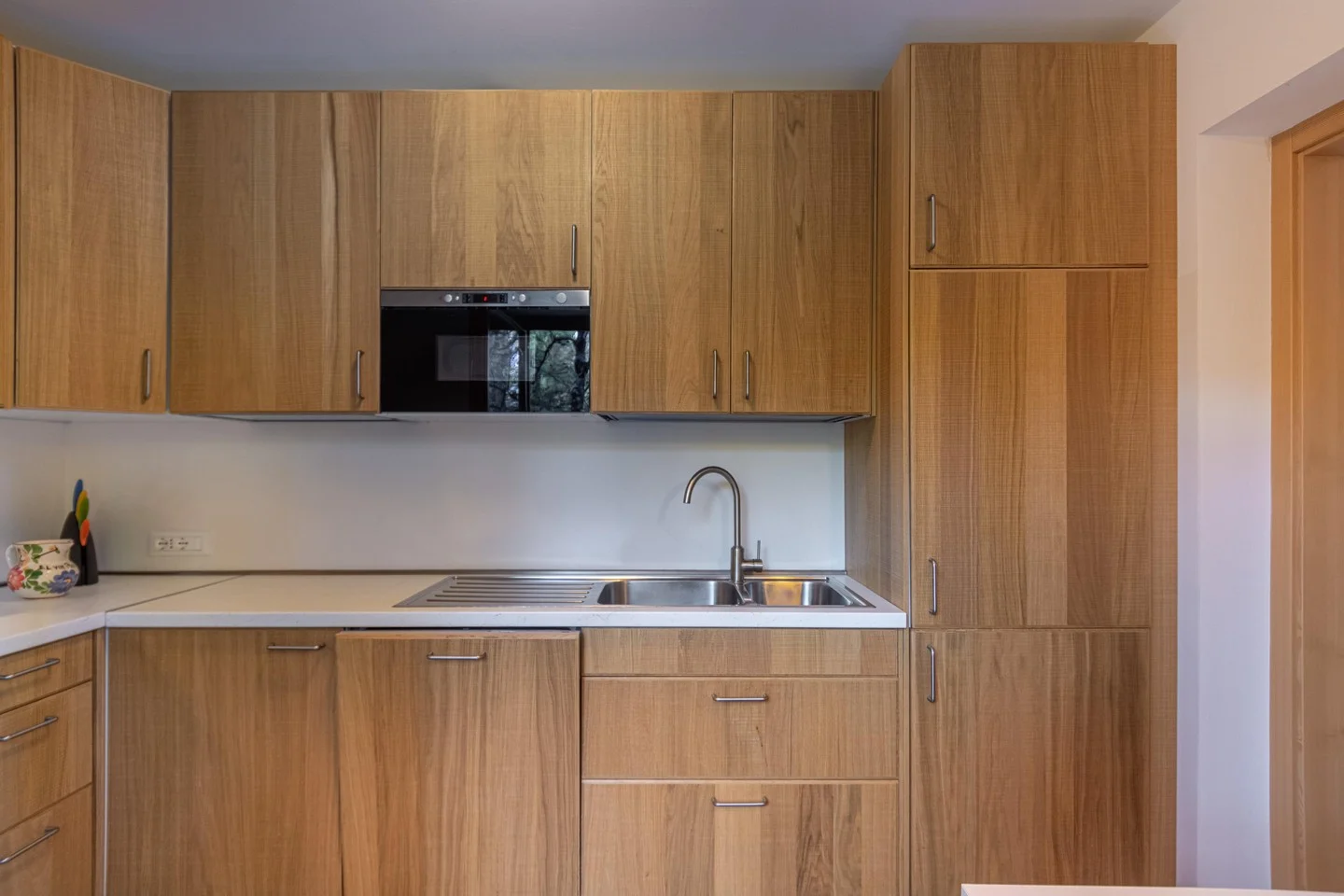 Cucina di Residenza Larici con arredi in legno